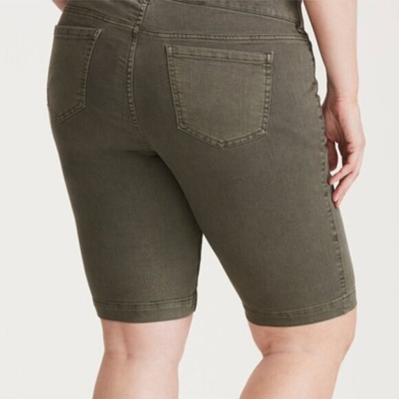 TORRID Plus Size Jegging Bermuda Shorts Olive Green 10.5" In Denim Jean Shorts - Picture 3 of 16